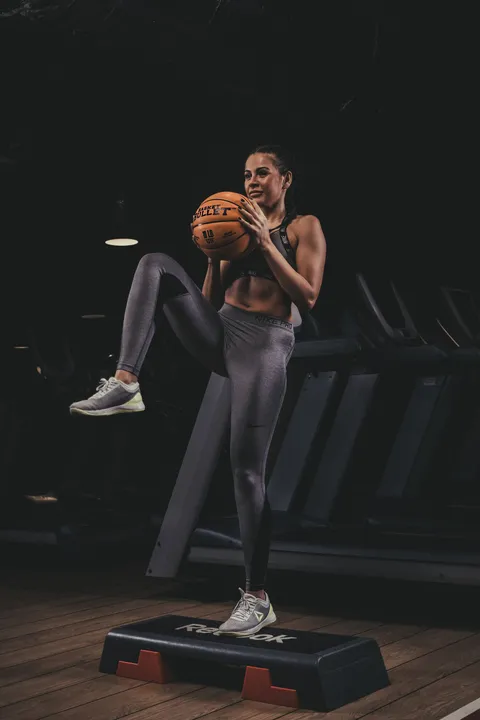 High step with a Basket Bullet medicine ball