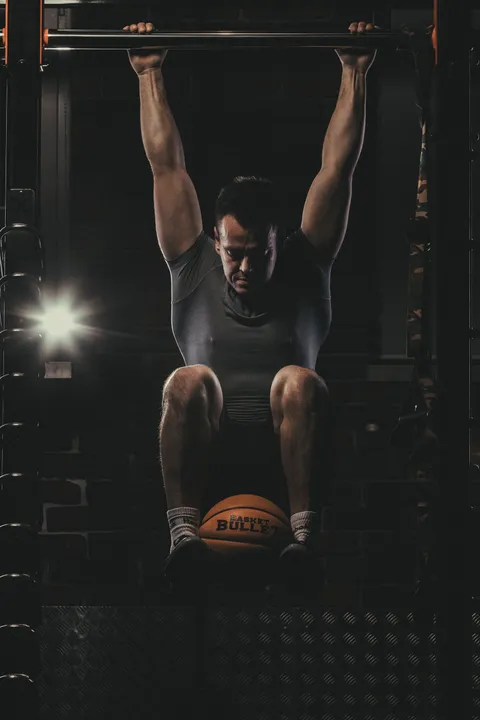 Hanging hold with a Basket Bullet medicine ball